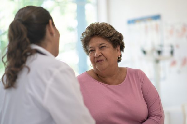 Mujer asistiendo a consulta para detección temprana de cáncer